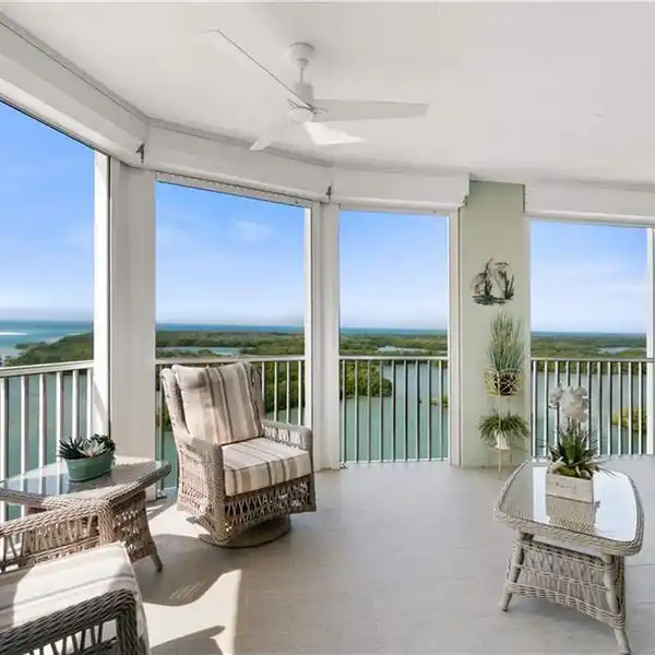 INCREDIBLE END-UNIT WITH SPECTACULAR BAY AND GULF VIEWS