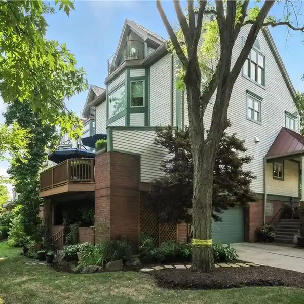 BEAUTIFULLY UPDATED END UNIT IN WASHINGTON'S LANDING