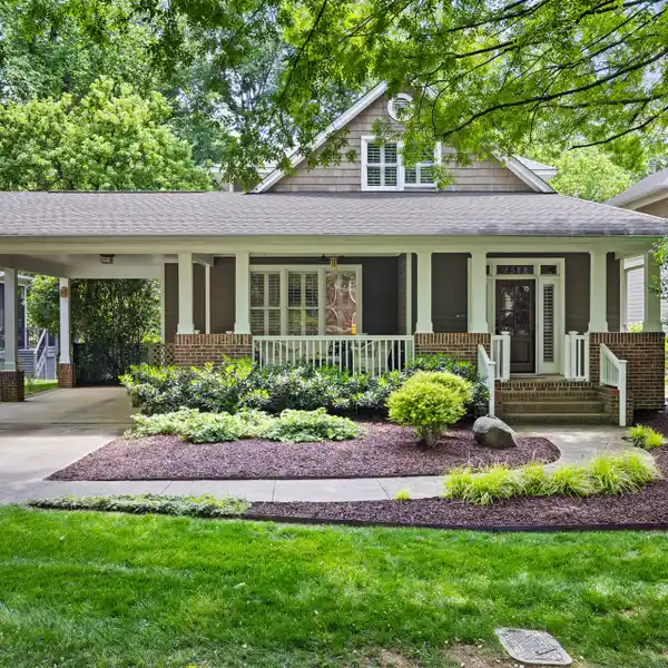 LOVELY HOME IN A BEAUTIFUL NEIGHBORHOOD