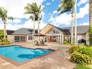 Large and Luxurious Family Living in Karaka