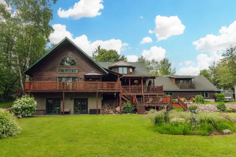 Spectacular Solberg Lake Retreat