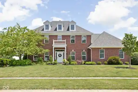 Beautifully Maintained Colonial Style Home