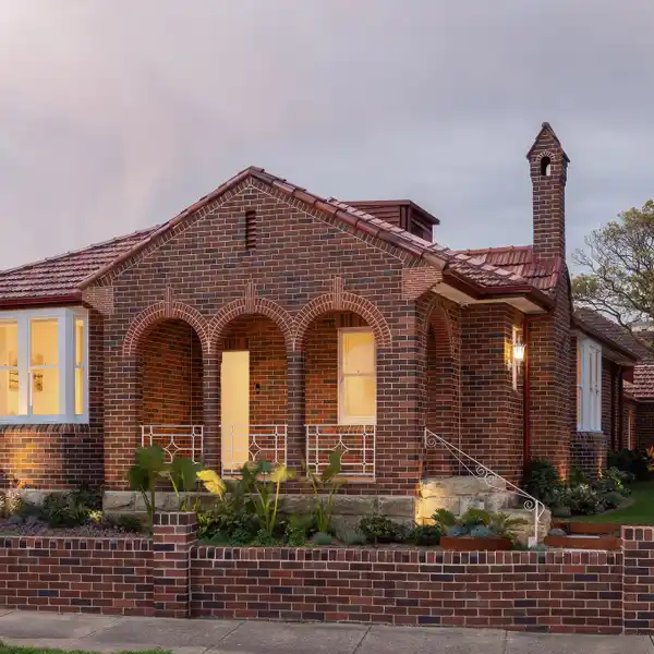 CONTEMPORARY ARCHITECTURE WITH BESPOKE DESIGN