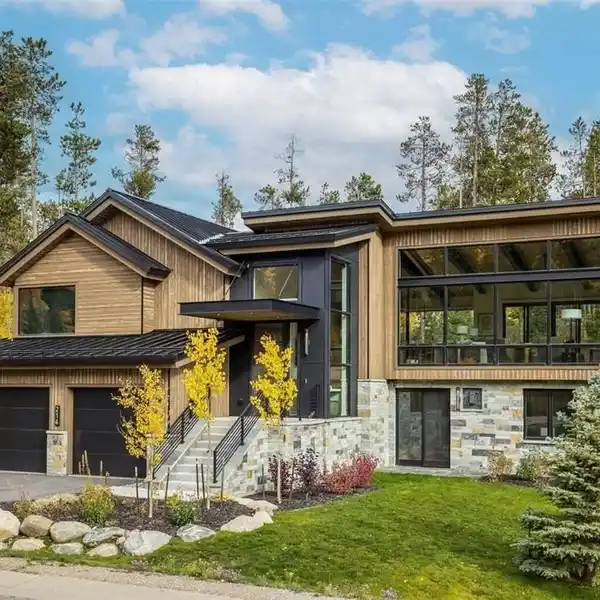 BRAND-NEW HIGH-END MODERN HOME