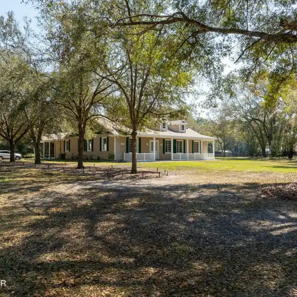 EXQUISITE CUSTOM HOME IN DELAND