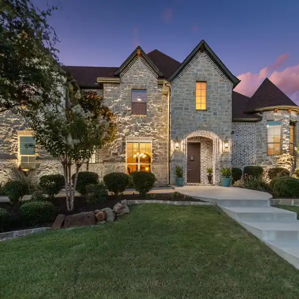 EXTRAORDINARY PFIEFER CUSTOM HOME WITH RUSTIC CHARM