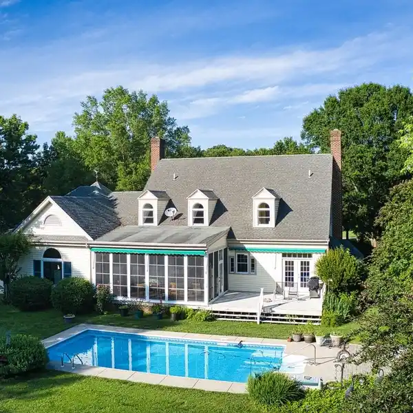 LOVELY HOME IN A PRIVATE SETTING