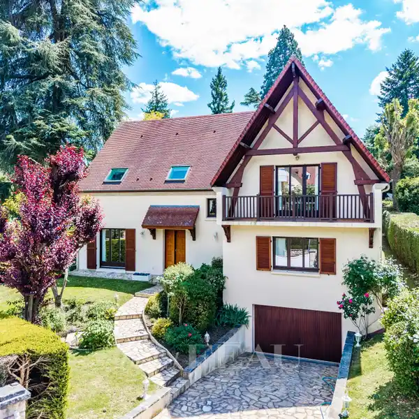 FAMILY-FRIENDLY RETREAT CLOSE TO VILLAGE AMENITIES