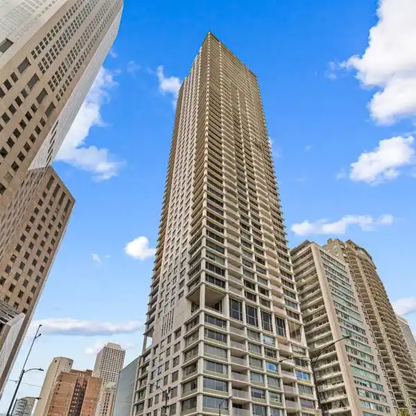 ELEGANT GOLD COAST CONDO WITH OVERSIZED LAUNDRY & MUDROOM