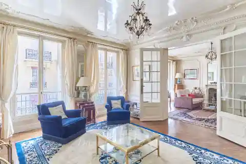 Particularly Bright Dual-Aspect Apartment