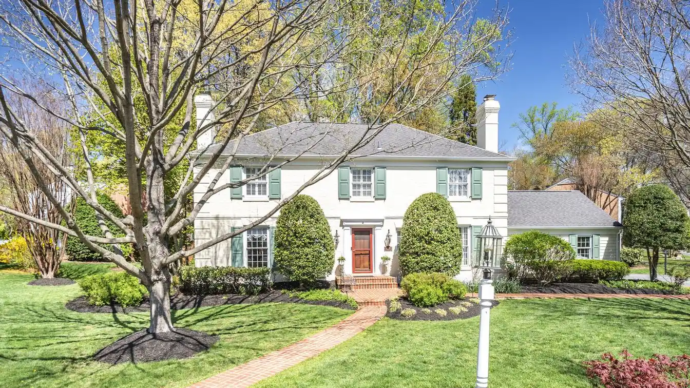 Georgian Colonial in Sought-after Windsor Hill