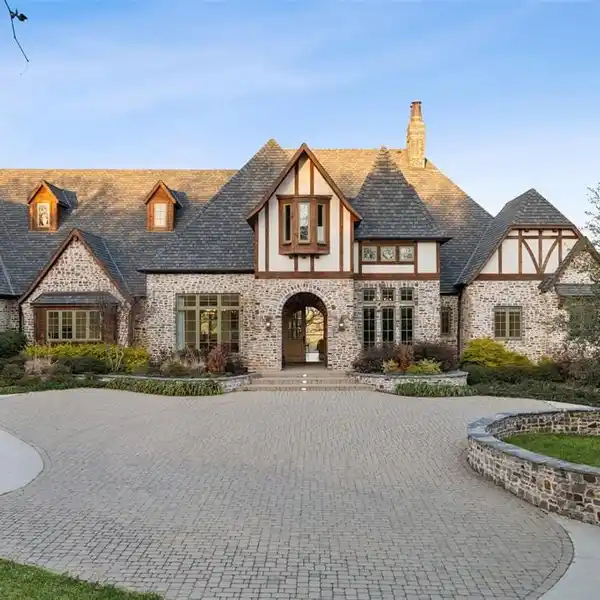ENGLISH COUNTRYSIDE CHARM ABOVE LAKE GRAPEVINE