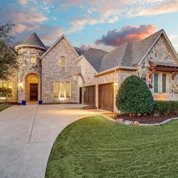 STUNNING HOME IN THE SOUGHT-AFTER PARK PLACE ESTATES