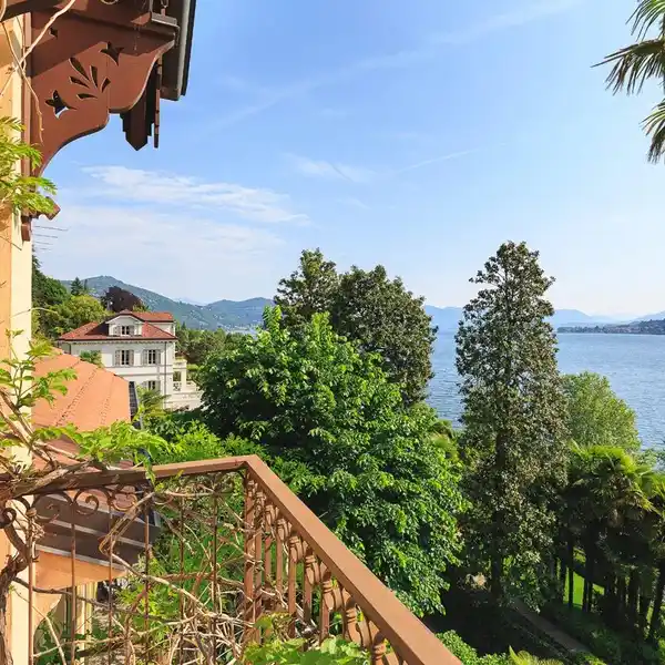 PRESTIGIOUS PROPERTY CONSISTING OF VILLA AND ANNEXE IN FRONT OF LAKE MAGGIORE