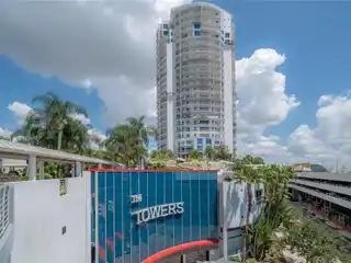 Beautifully Renovated 20th-Floor Residence