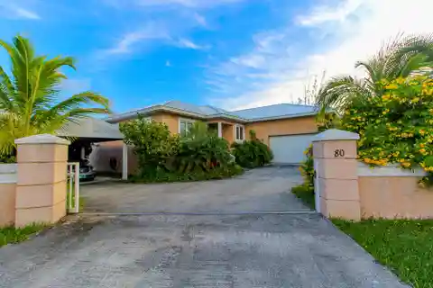 Gorgeous Canalfront Home Perfect for Quality Time with Family