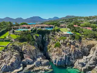 Waterfront Villa on the Cliffs of Punta Lada