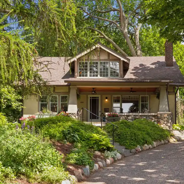 STUNNING 5 BEDROOM, 3 BATH LYNDHURST HOME