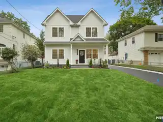 Elegant New Build with Designer Finishes Throughout