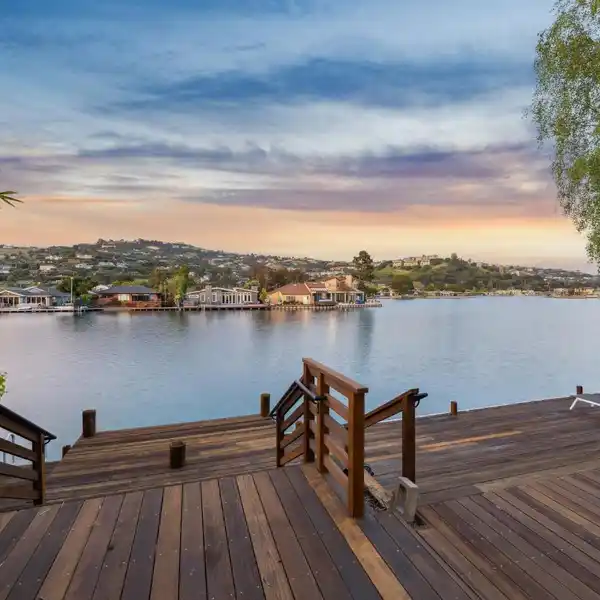 IMPRESSIVE PROPERTY ON THE BELVEDERE LAGOON