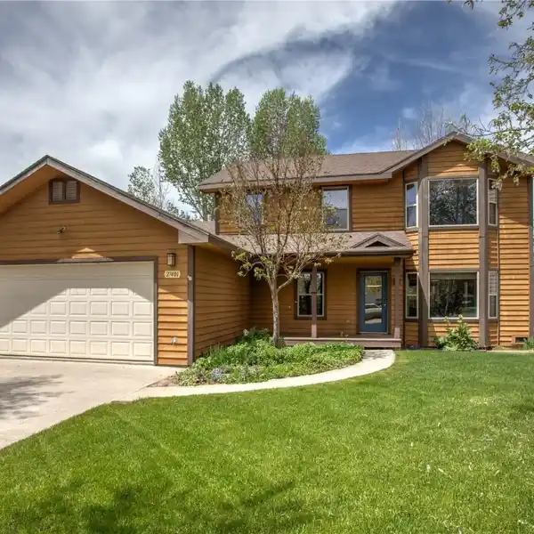 BEAUTIFULLY UPDATED HOME IN HERITAGE PARK