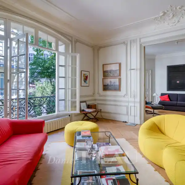 SPACIOUS APARTMENT OVERLOOKING PEACEFUL GARDEN