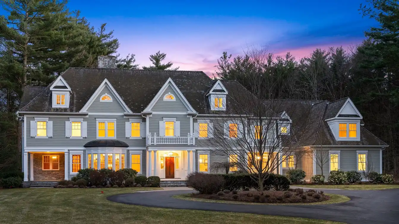 Spectacular Home Seamlessly Blending Grandeur and Warmth