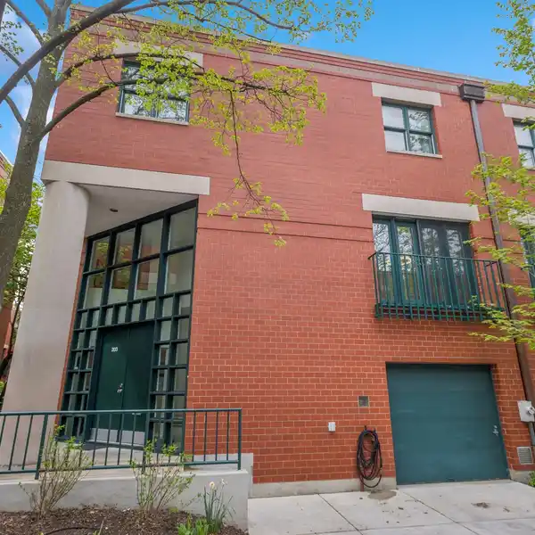 RENOVATED LINCOLN PARK TOWNHOME