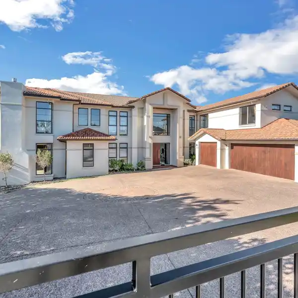 TIMELESS ELEGANCE AND SWEEPING VIEWS