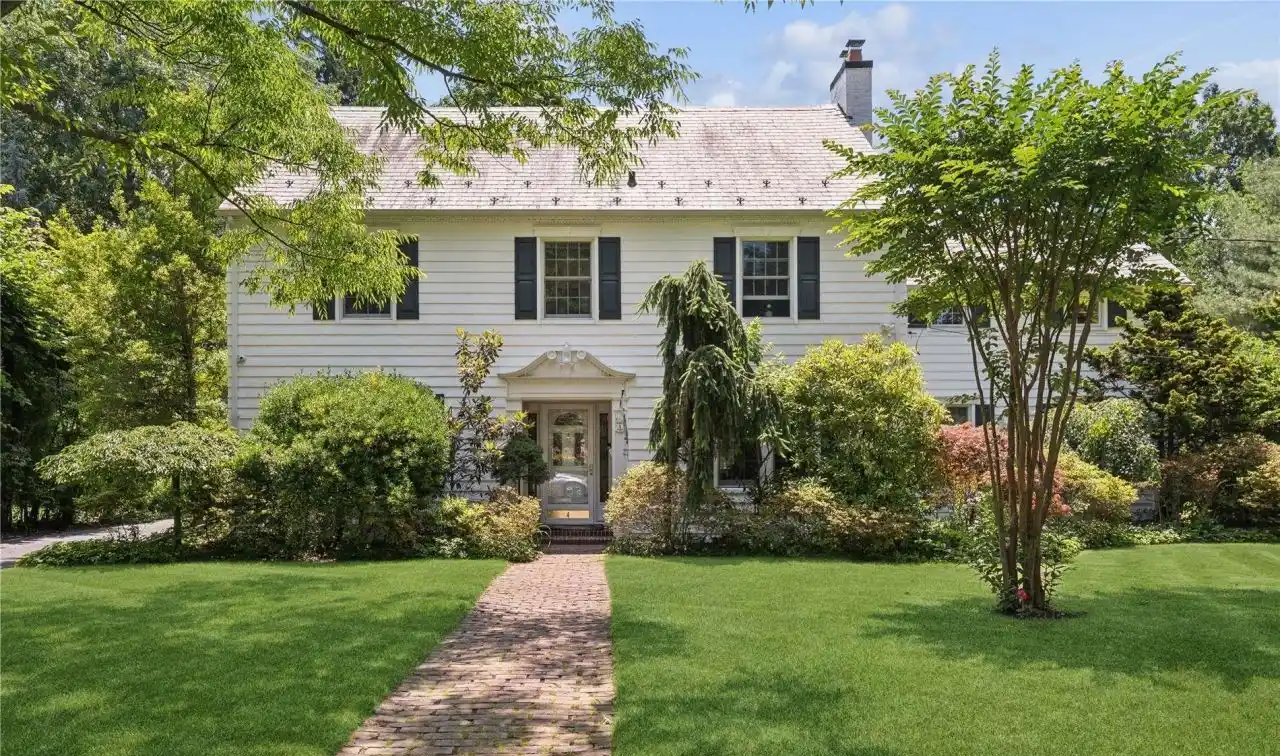 Impeccably Maintained Colonial Home in the Heart of East Williston