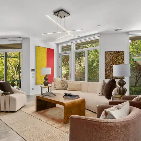 MID-CENTURY MODERN HAVEN WITH SEAMLESS INDOOR-OUTDOOR FLOW