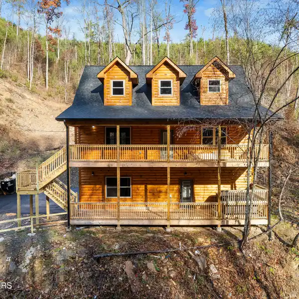 CHARMING CABIN IN CHALET VILLAGE