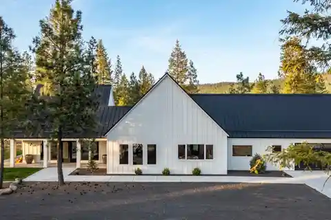 State-of-the-art Modern Farmhouse on Little Spokane River