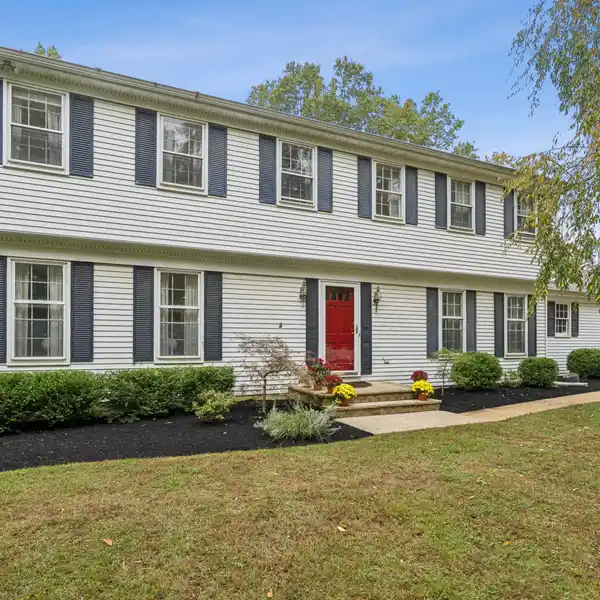 ELEGANT COLONIAL ON OVER AN ACRE WITH POOL