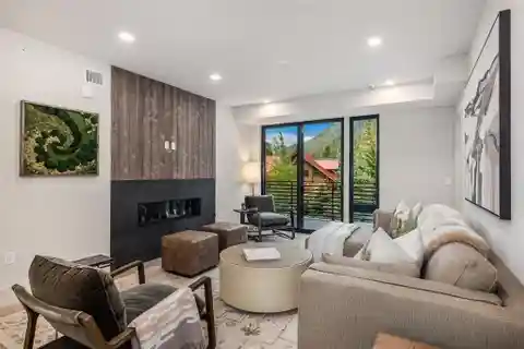 Mountain Luxury Living Near World-Class Resorts