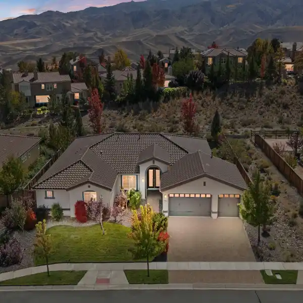 NEWER SINGLE-LEVEL OPEN PLAN HOME IN THE SOMERSETT GOLF COMMUNITY