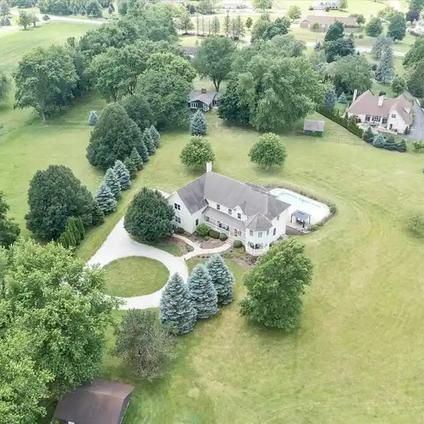 EXCEPTIONAL ESTATE ON JUST UNDER FOUR ACRES