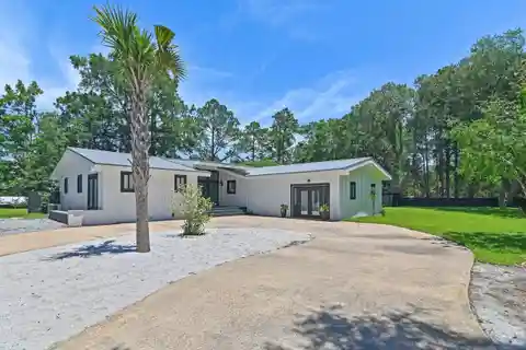 Exceptional Canal-front Retreat