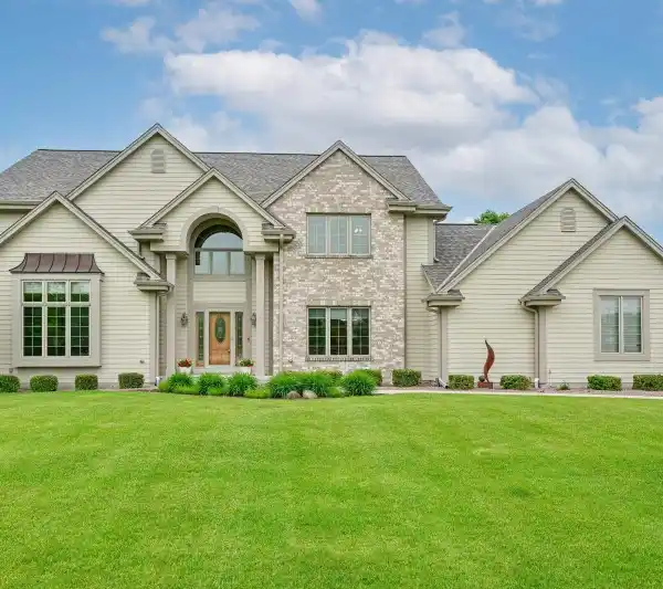 SPACIOUS HOME DESIGNED FOR ENTERTAINING