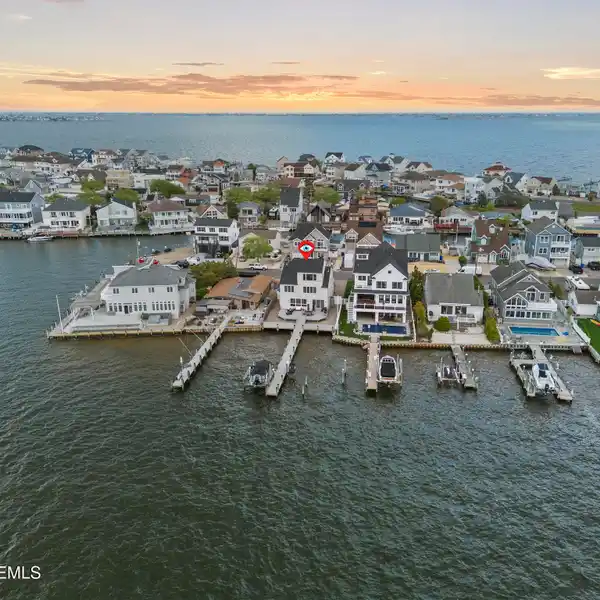 SPECTACULAR GREEN ISLAND BAYFRONT RETREAT