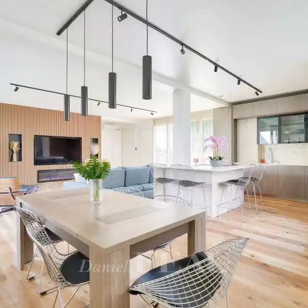 SLEEK BEAUTIFULLY APPOINTED HOME IN A PEACEFUL SETTING