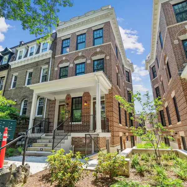 BRAND NEW PENTHOUSE UNIT IN A BRICK TOWNHOUSE