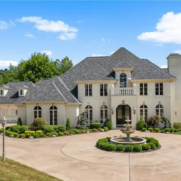 PRIVATE LAKEFRONT ESTATE WITH RESORT-STYLE LIVING