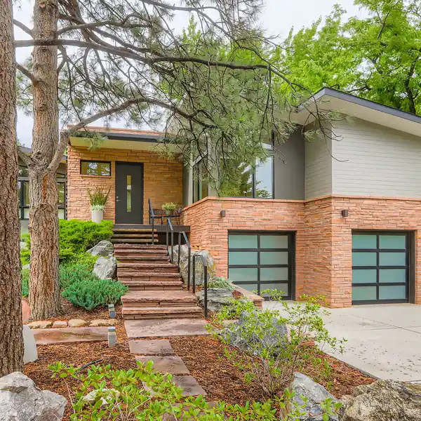 ARCHITECT-DESIGNED GEM WITH LUSH PRIVACY