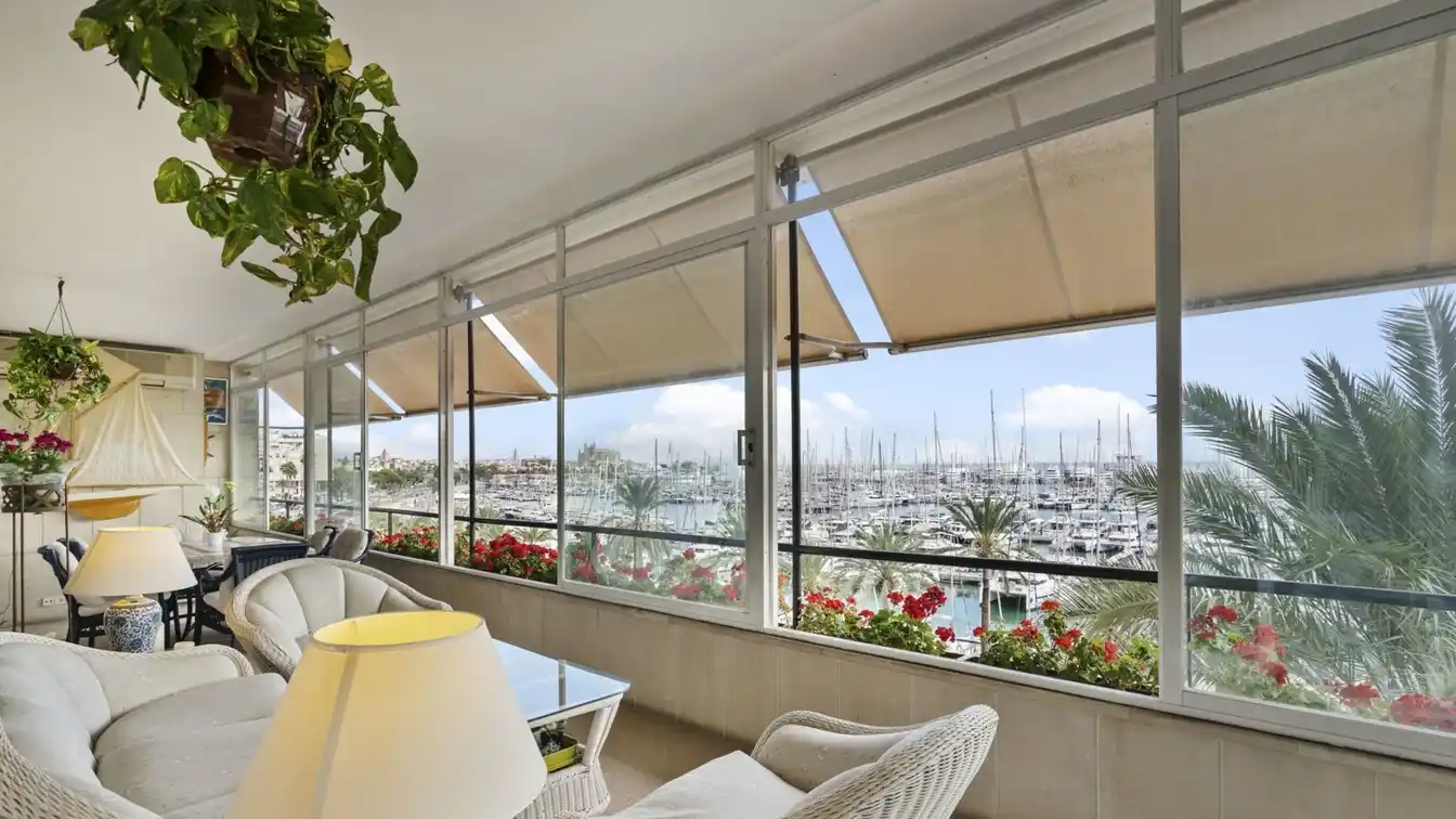 Luxurious Apartment with Sea View