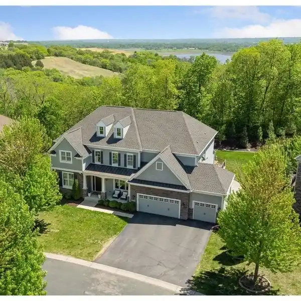 CUSTOM CRAFTSMANSHIP MEETS LUXURY OUTDOOR LIVING