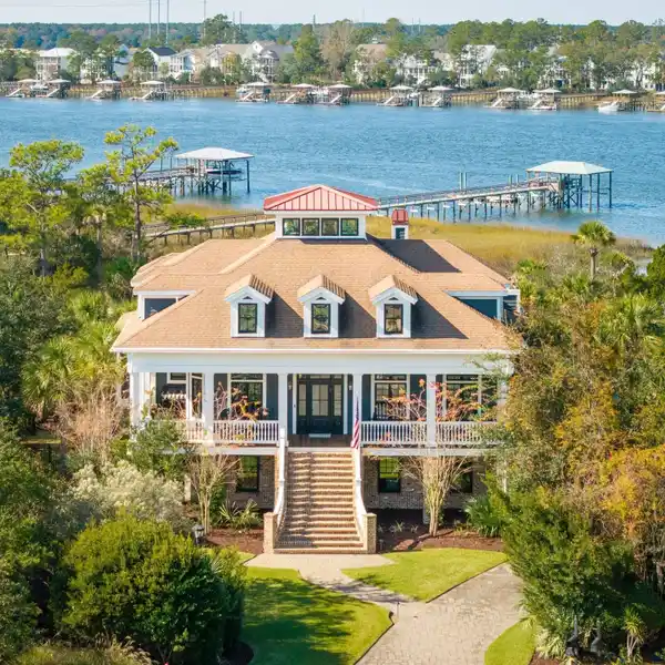 WATERFRONT ESTATE BLENDING LOWCOUNTRY ELEGANCE AND MODERN LUXURY