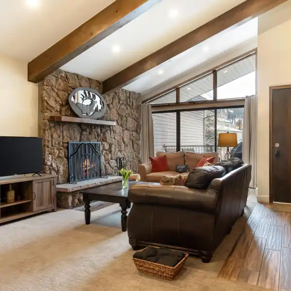 TOP-FLOOR RESIDENCE BLENDING COMFORT AND VERSATILITY
