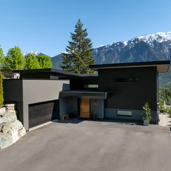 ARCHITECT-DESIGNED MODERN HOME WITH SWEEPING  VIEWS