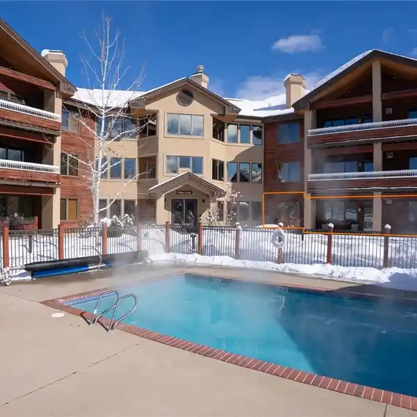 TURNKEY GROUND FLOOR CONDO IN ASPEN LODGE AT TRAPPEUR'S CROSSING